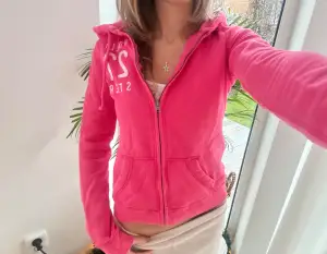 En zip från Hollister i storlek XS. Jag fraktar inom 24h. Se liknande plagg i min profil! 