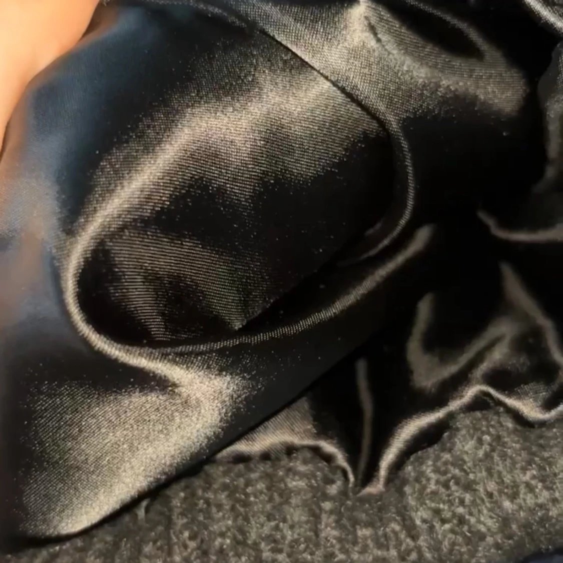 Svart satinmössa - 1