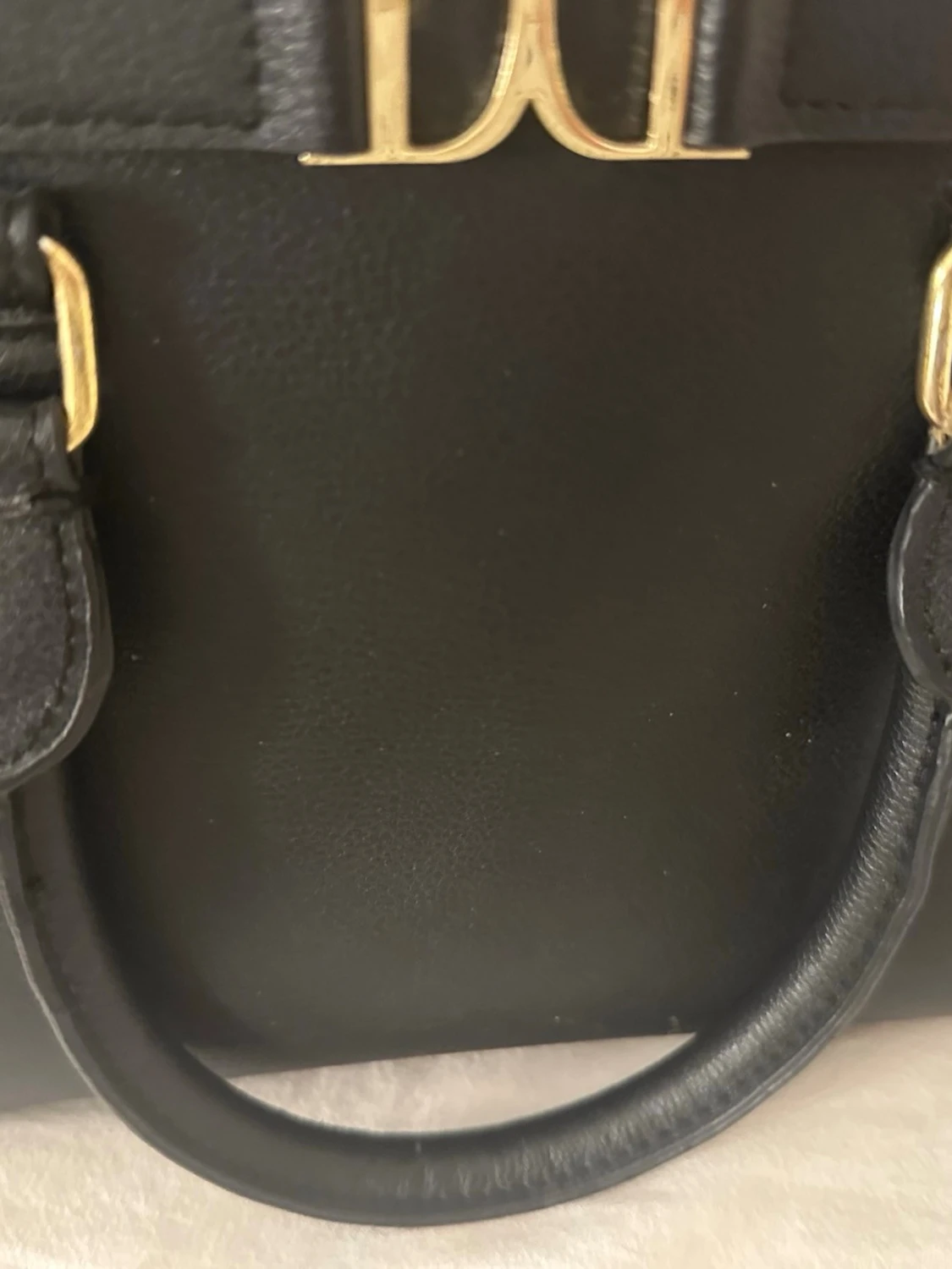 Svart handväska med gulddetaljer - 6