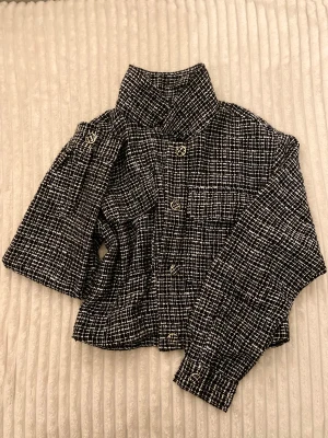 Fest jacka 😍 - En populär jacka som passar till fester!  Den passar alla och sitter mer oversized om du är lite small. Passar alla från XS-M/L 