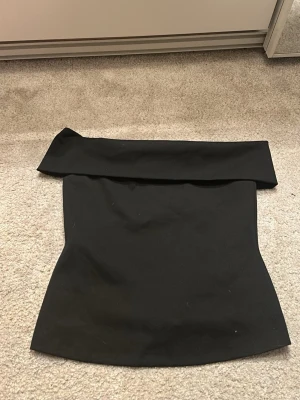Offshoulder tröja från mng - Jättefin svart off shoulder tröja från mng, aldrig använd och lappen är kvar 