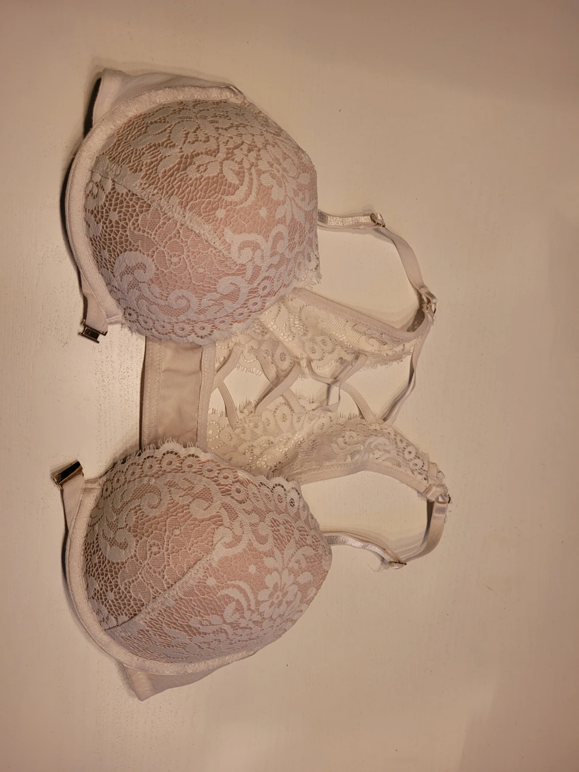 Vit spetsväst med snörning. Öppnas/spänne framtill.