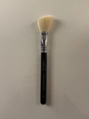 Sigma F40 Large Angled Contour-borste - Ny borste från Sigma, perfekt för olika typer av puder produkter så som bronser, contour och blush. Köptes i augusti. Hör gärna av dig vid frågor❤️ Nypris: 259 kr
