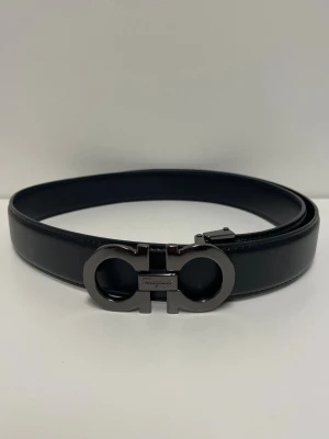 Ferregamo Bälte - Säljer en helt nytt bälte aldrig använd. Storlek 110. Snabb frakt, postas inom 24h efter köp. Skriv gärna om du har fler frågor. Kan även hämtas i Stockholm. 