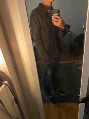 Svart Tiger of Sweden s/f22 kollektionen overshirt  - Oanvänd overshirt/tygovershirt från tiger of Sweden i storlek 48/M.