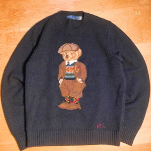 Stickad Ralph lauren polo bear tröja  - Säljer en Exklusiv Polo Ralph Lauren Bear-tröja i storlek S. Perfekt nu till julen – lyxig, mysig och alltid eftertraktad. Tröjan är i mycket bra skick, knappt använd och helt utan defekter.  Skickar alltid snabbt & säkert, och pris kan diskuteras vid snabb affär. 