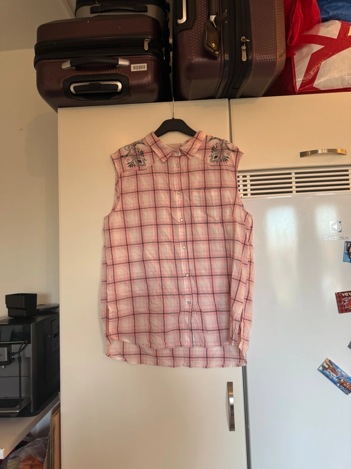 Ärmlös rutig skjorta med broderi