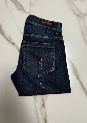 Dondup George jeans - Säljer nu ett par riktigt feta Dondup George jeans. Storlek W32, längd 101,3 cm. Om du har några Funderingar så är det bara att fråga på! ❇️