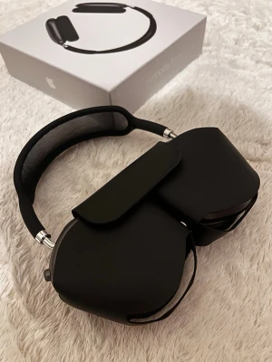 AirPods Max - Snygga och nya AirPods Max i svart. Levereras med originalförpackning och skyddsfodral. Aktiv brusreducering, hög ljudkvalitet och bekväm passform. Perfekt för musik, film och samtal. Och en otroligt bra julklapp antingen till dig själv eller någon annan. 