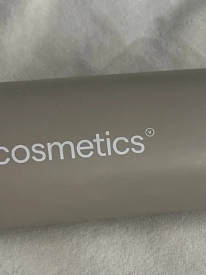 On Set- Long lastning setting spray -  fixera sminket, kan användas som primer, 100 % vegansk. Skydda huden från oxidativ stress, UV-ljus, föroreningar, förbättrar hudcellern förnyelseprocess, skyddar mot blått skärmljus, ger huden återfuktning, stärka hudens barriärfunktion.