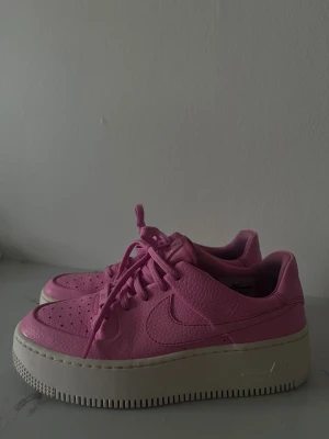Nike Air Force 1 Sage Low i psychic pink - Nike Air Force 1 Sage Low i psychic pink Storlek 38  Skorna säljs inte mer någonstans endast 100k sålda.  Använt 2 gånger. Skriv om ni undrar något!❤️