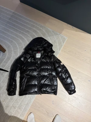 Moncler Maya - Säljer denna moncler maya jackan - Skick: Helt ny - Storlek: 1/S - Nfc scan - Pris: 1800kr billigt för en anledning.. Postar alltid samma dag