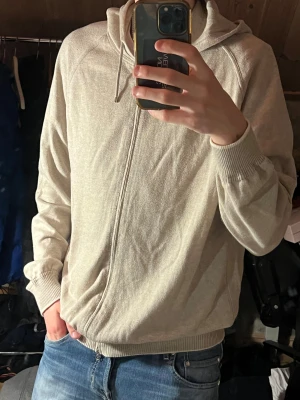 Gran Sasso Cashmere cotton zip hoodie - Säljer denna riktigt snygga gran Sasso hoodien i storlek L. Den är i okej skick, har tyvärr fläckar på armen se bild 7. Hoodien är i 15% Kashmir och 85% bomull. Bara att skriva över frågor och funderingar.