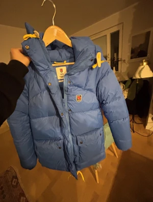 Blå Fjällräven Expedition dunjacka - Säljer en blå Fjällräven Expedition Down Jacket. Nypris 10 000kr. Den har inga defekter och är i nyskick 🩷