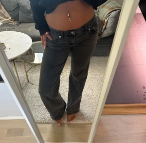 Lågmidjade NA-KD jeans - Raka Lågmidjade jeans från nakd. Sparsamt använda. Jag är 170. Nypris 699kr