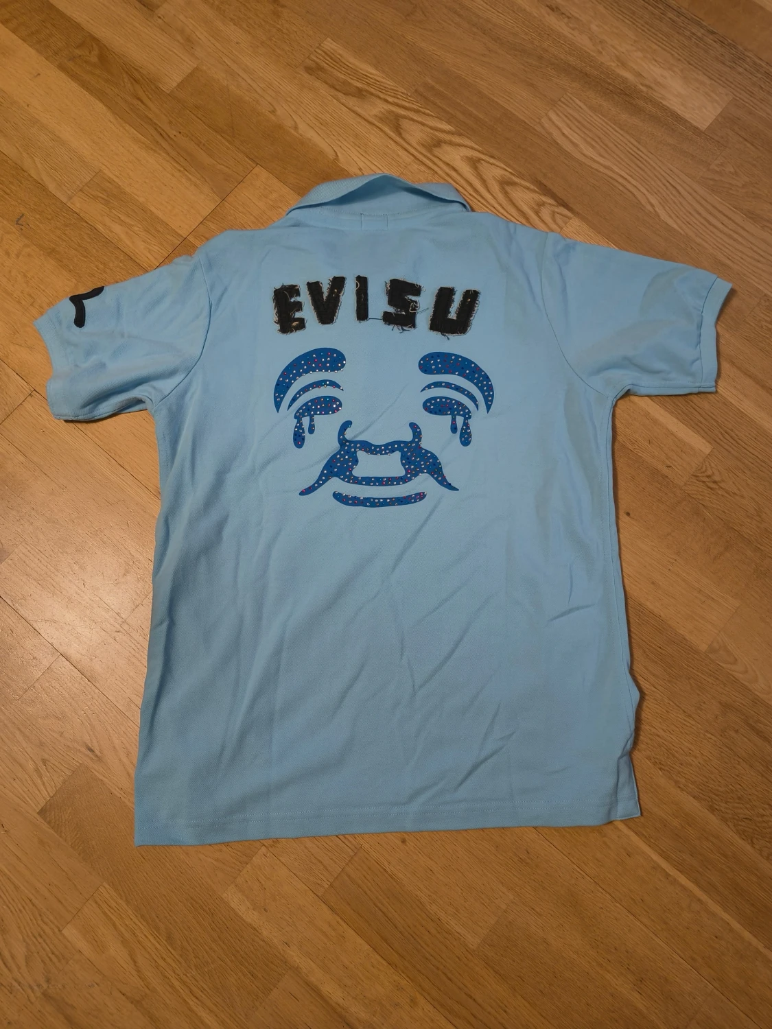 Ljusblå Evisu polotopp med tryck - 1