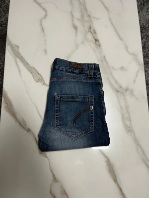 Dondup jeans - Säljer nu ett par riktigt feta Dondup George jeans. Storlek: det står att storleken är W46 men de sitter som W30 då midjan är 39,5 och längden är 97,2 cm. Jeansen har en pytte liten defekt där bak vid bakfickan (bild 4). Om du har några Funderingar så är det bara att fråga på! ❇️
