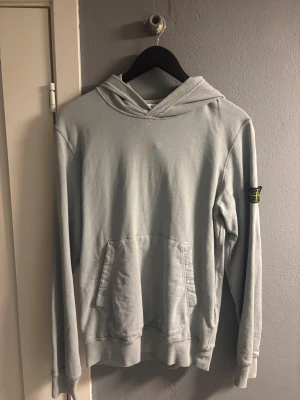 Stone island hoddie  - En snygg stone island hoddie. Storlek XS. Givetvis äkta den köpt på NK kvitto finns. Vid frågor och mer bilder så är det bara att höra av sig. Pris kan diskuteras vid snabb affär. 