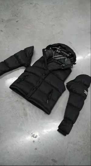 Burbbery jacka size S endast för 2000 kroner hos oss på Steelo_marknad - Burbbery jacka 