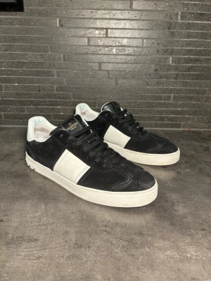 Valentino garvani flycrew  - Säljer dessa snygga fly i riktigt bra skick enbart vattenskada vid höger tå när jag tvättade lite hårt😅storlek 41 sitter 42-42,5 inga nitar borta. Inget og 