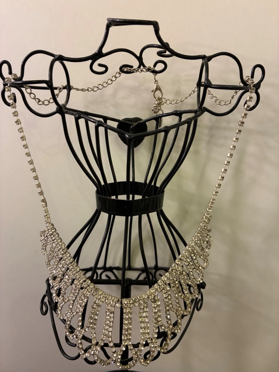 Glittrig silver halsband med strassdetaljer - 2