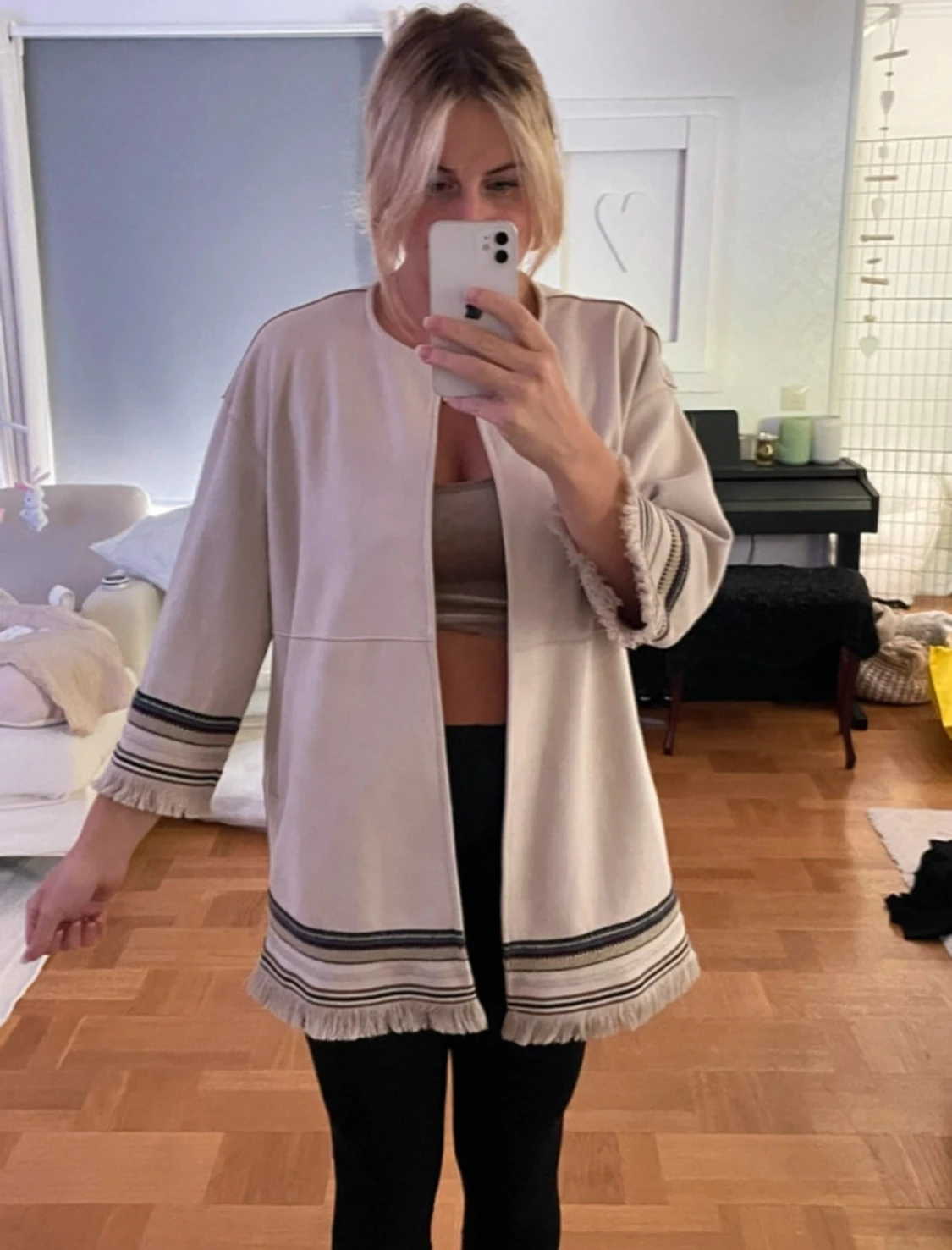 Beige halvtunn kappa i faux mocca från Zara med fransar