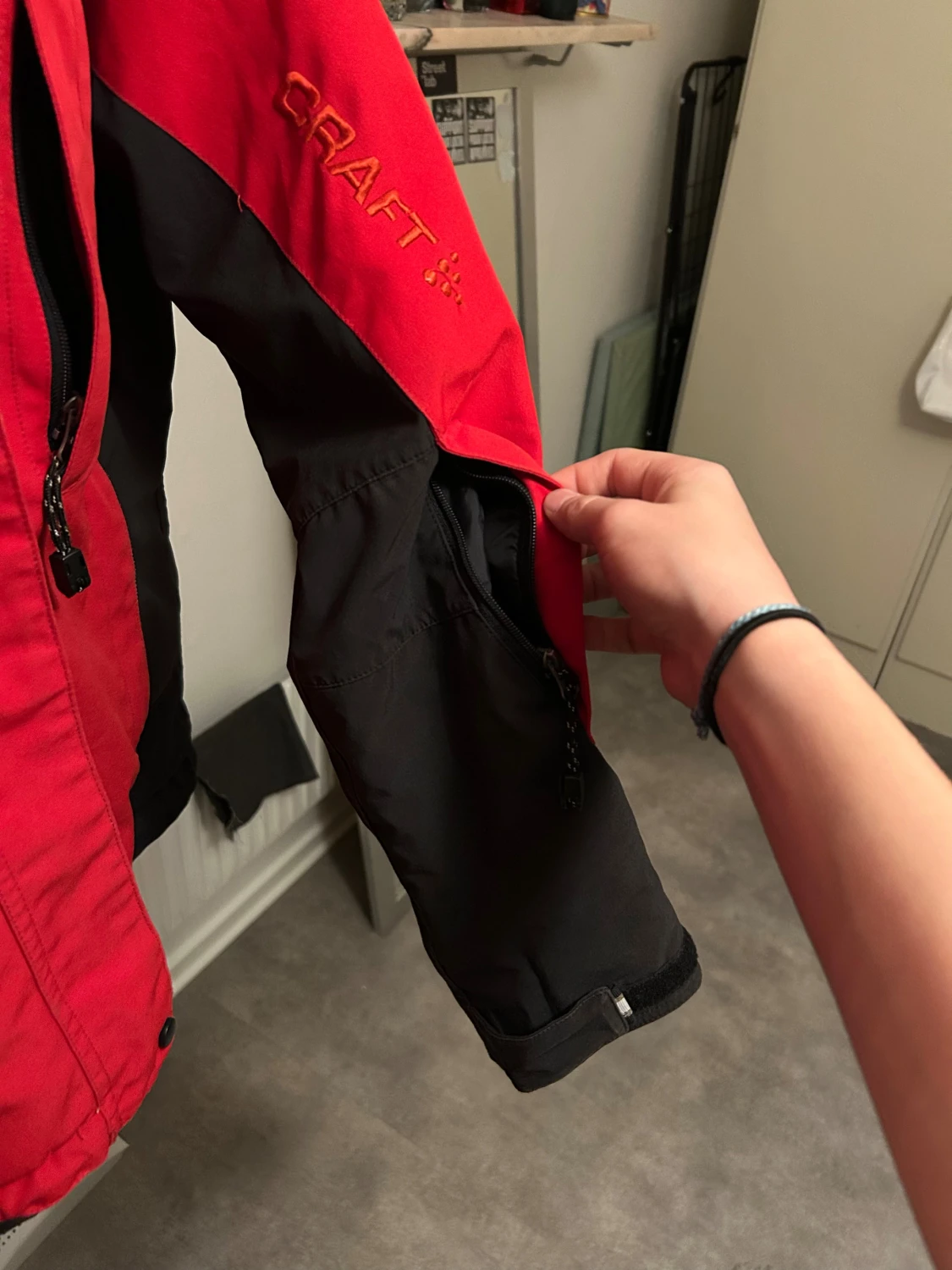 Röd och svart vindjacka från Craft - 3