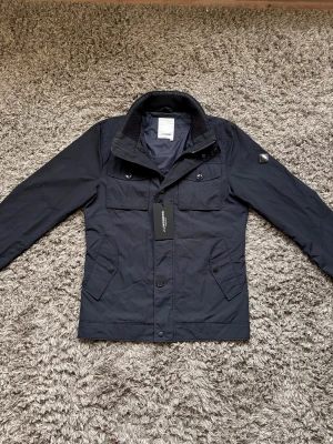 J Lindeberg Bailey field jacket - Säljer denna riktigt feta j Lindeberg field jacketen!⭐️Skick : 9/10🙌Storlek S passar S!⭐️NYPRIS = 4000kr! Hör gärna av er om ni har funderingar!👍