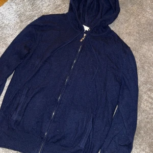 Kashmir zip hoodie  - Mörkblå Kashmir zip hoodie i fint skick storlek S🌟