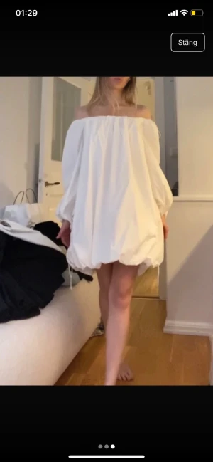 Vit offshoulder kortklänning prislapp kvar - Superfin vit kortklänning med offshoulder modell. Prislapp kvar, strl xs och aldrig använd. Nypris 699:-