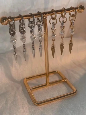 Örhängen  - FAVORITERNA TILLBAKS. Köp för 99kr/st  Eller  185kr/par  Modell 095