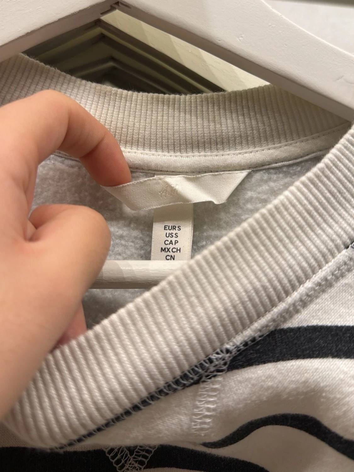 Randig sweatshirt med broderad detalj - 1