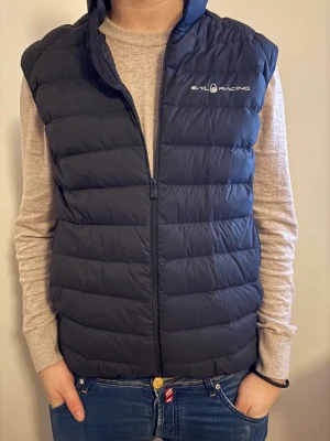 Svart dunväst från Sail Racing - Säljer nu min svarta dunväst från sail racing. Använd fåtal gånger. 