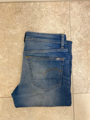 G-Star Raw  - Säljer dessa feta G-Star Raw jeansen, Modellen är 180 cm 63kg och de passar relativt bra, rekommenderar lite kortare