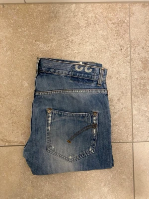 DONDUP JEANS - Hej! Säljer dessa  jeans i storlek  W31 . De är varsamt använda och i mycket fint skick, 9/10. Nypris var  4000  säljs för 499 . Hör gärna av dig vid minsta fråga eller om du vill ha fler bilder! 🙌 