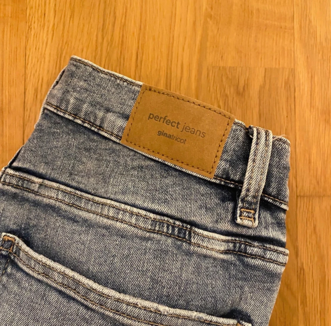 Bootcut ljusblå jeans från Gina Tricot - 4