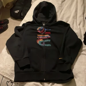 Nike hoodie  - Så fin svart huvjacks med tryck fram.Nyskick.