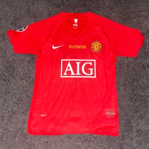 Manchester utd tröja - Sällsynt Manchester utd tröja från finalen 2008 i Moskva. Tröjan är i princip oanvänd. S men passar även M Skick 10/10 