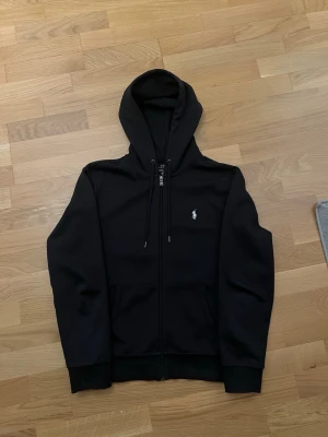 Ralph Lauren hoodie i svart - Hyfsat ny Ralph Lauren zip hoodie i svart, inga skador alls. 100% äkta/Pris kan diskuteras