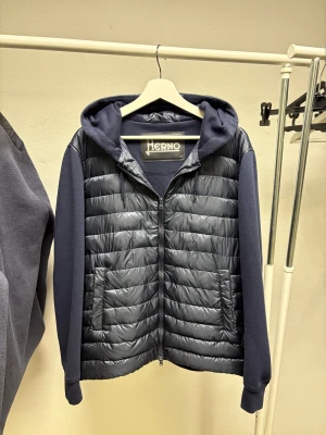 Herno hybrid cardigan  - Passar M - Jag på bild är 182 väger 75kg Väldigt fint skick