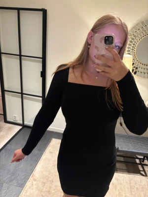 Svart långärmad kortklänning - En svart slimmat klänning som passar perfekt till nästan alla tillfällen. Den är använd fåtal gånger🌟
