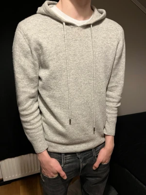 Kashmir hoodie - Snygg grå kashmir (blandning) hoodie i jätte bra skick. Rätt liten i storleken. Bara att skicka om du har fler frågor!