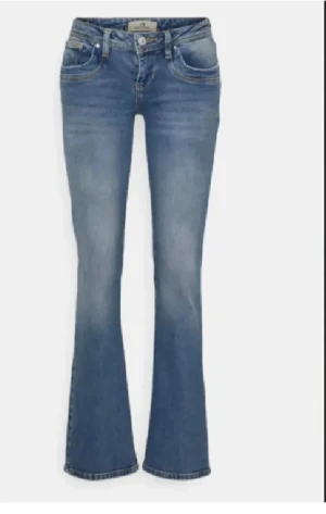Blå bootcut jeans från LTB Valerie - Snygga blå jeans från LTB Valerie med klassisk bootcut passform. Jeansen har fem fickor, dragkedja och knapp framtill samt bälteshällor. Materialet är jeans med lätt tvättad look och subtila slitningar. Perfekt för dig som gillar retrovibbar och bekväm stil.