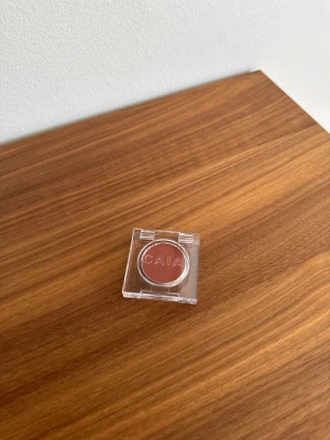 Matte Eyeshadow från CAIA - Färgen är Date Night. Är helt ny och oanvänd. Nypris är 175 kr.