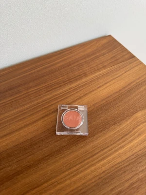 Shimmer Eyeshadow från CAIA - Färgen är Silk. Är helt ny och oanvänd. Nypris är 175 kr.