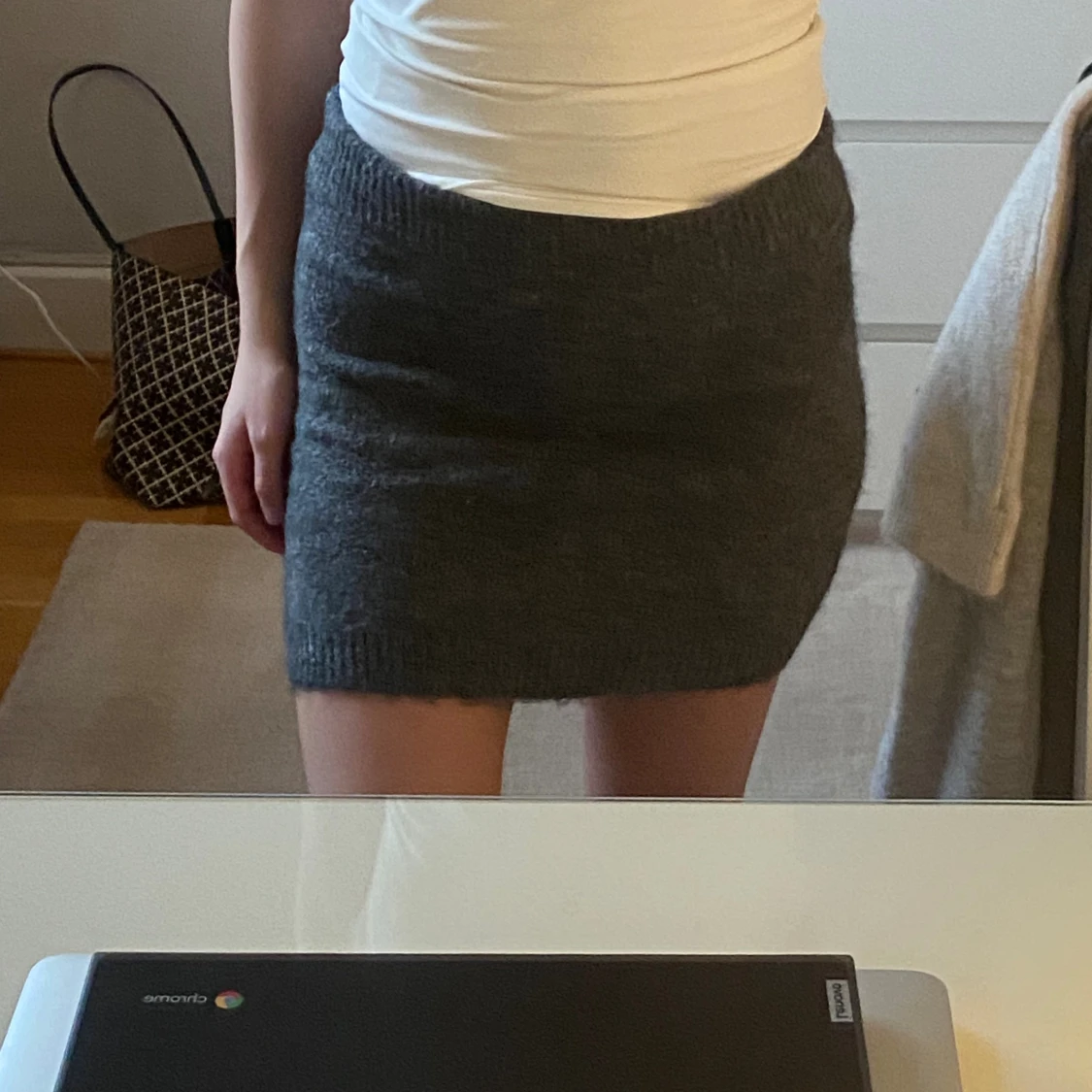 Mörkgrå stickad minikjol - 1