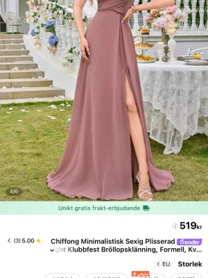 Ljusrosa långklänning med slits - Säljer en elegant ljusrosa långklänning i flowy chiffong med smala axelband, omlottdetalj över bysten och hög slits framtill. Klänningen har en v-ringad urringning och markerad midja, perfekt för bal eller fest. Materialet är lätt och faller snyggt.den är bara använd en gång.❤️❤️🌺