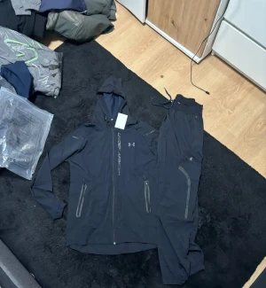 Svarta Under Armour träningsskor finns i alla storlek - Snygga svarta träningsskor från Under Armour med sportig design och diskret logga på sidan. Skorna har platt sula och är tillverkade i syntetmaterial som andas, perfekta för gymmet eller löprundan. Stilrena och passar dig som gillar en clean look.