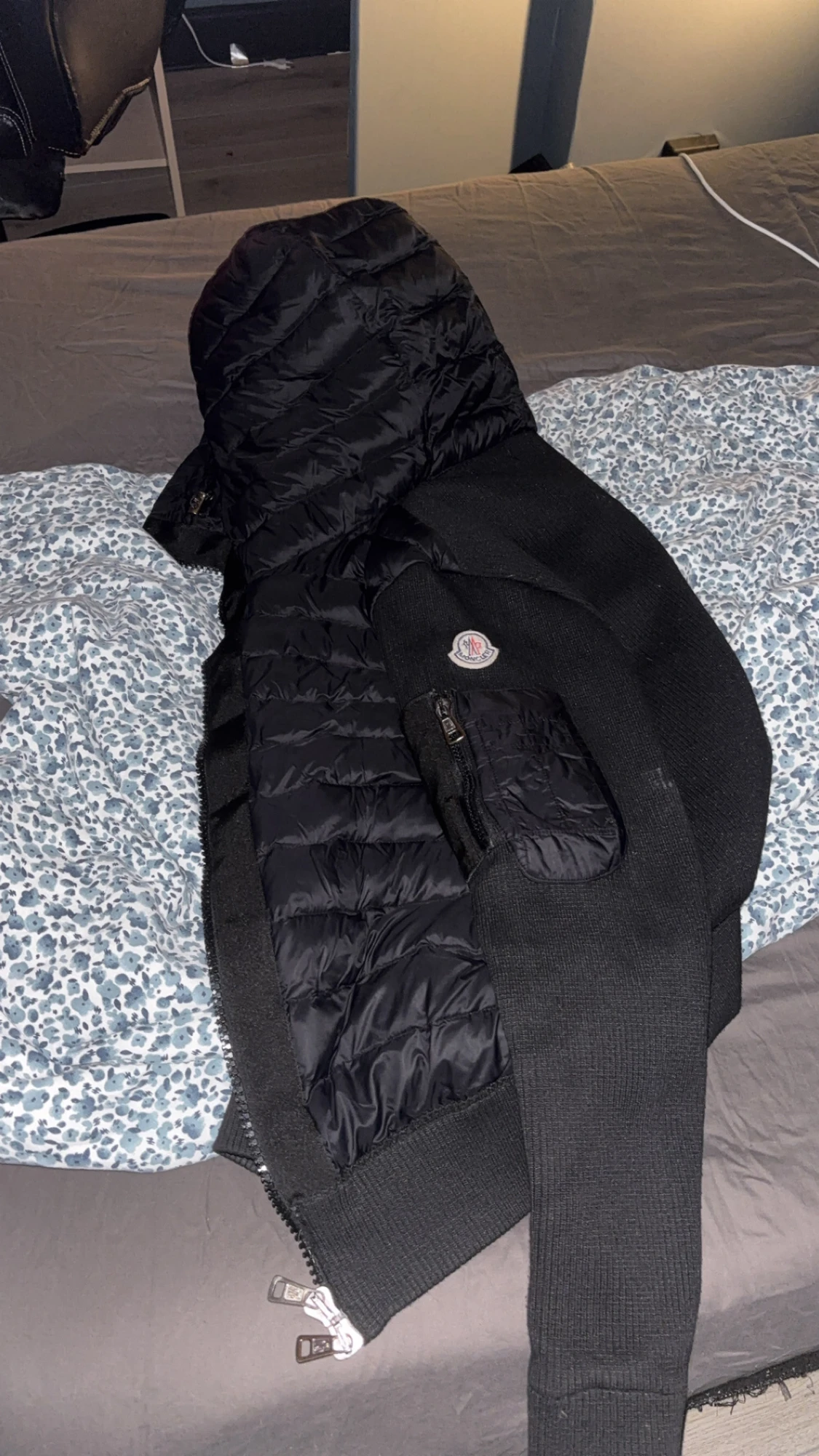 Svart Moncler pufferjacka med huva