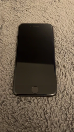 iPhone 7 - Snygg svart iPhone 7 i gott skick. Skärmen är hel och inga större repor syns. Telefonen fungerar utmärkt och är återställd för ny användare. Perfekt som första smartphone eller reservmobil.